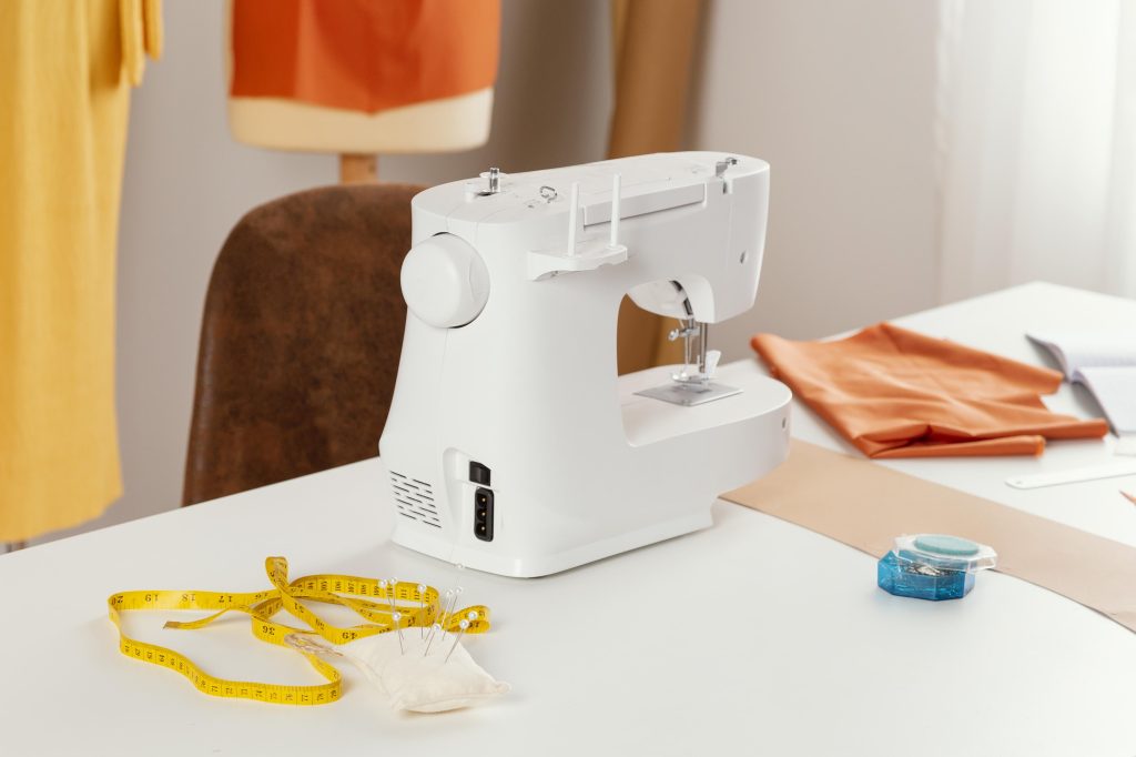 Mini sewing machine with head for sewing bags